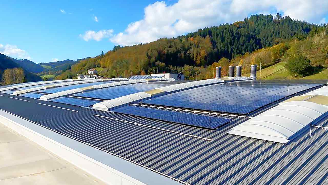 1250m² große Photovoltaikanlage. Unser Beitrag. 1250m² große Photovoltaikanlage. Unser Beitrag.